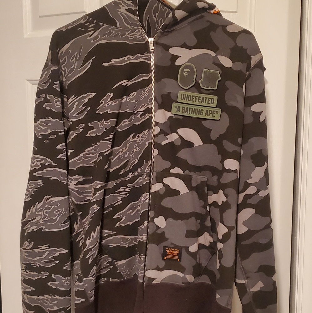 BAPE/UNDEFEATED MENS LARGE GREY FULL ZIP SPLIT CAMO SWEATSHIRT